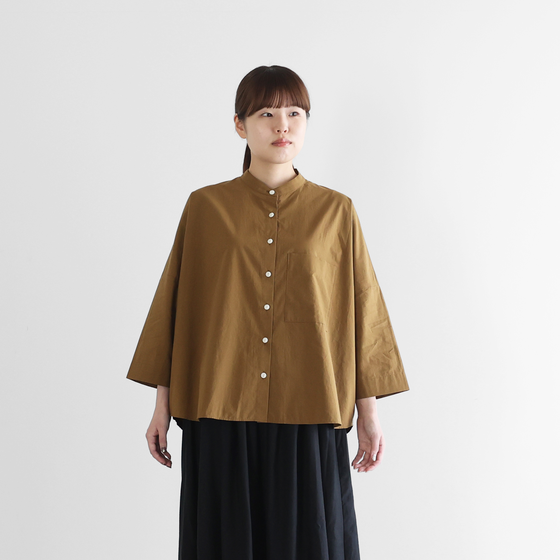 HUIS. 遠州織物オーガニックコットンバンドカラー半袖ブラウス 白U110 HUIS | オーガニックコットンバンドカラー半袖ワイドブラウス