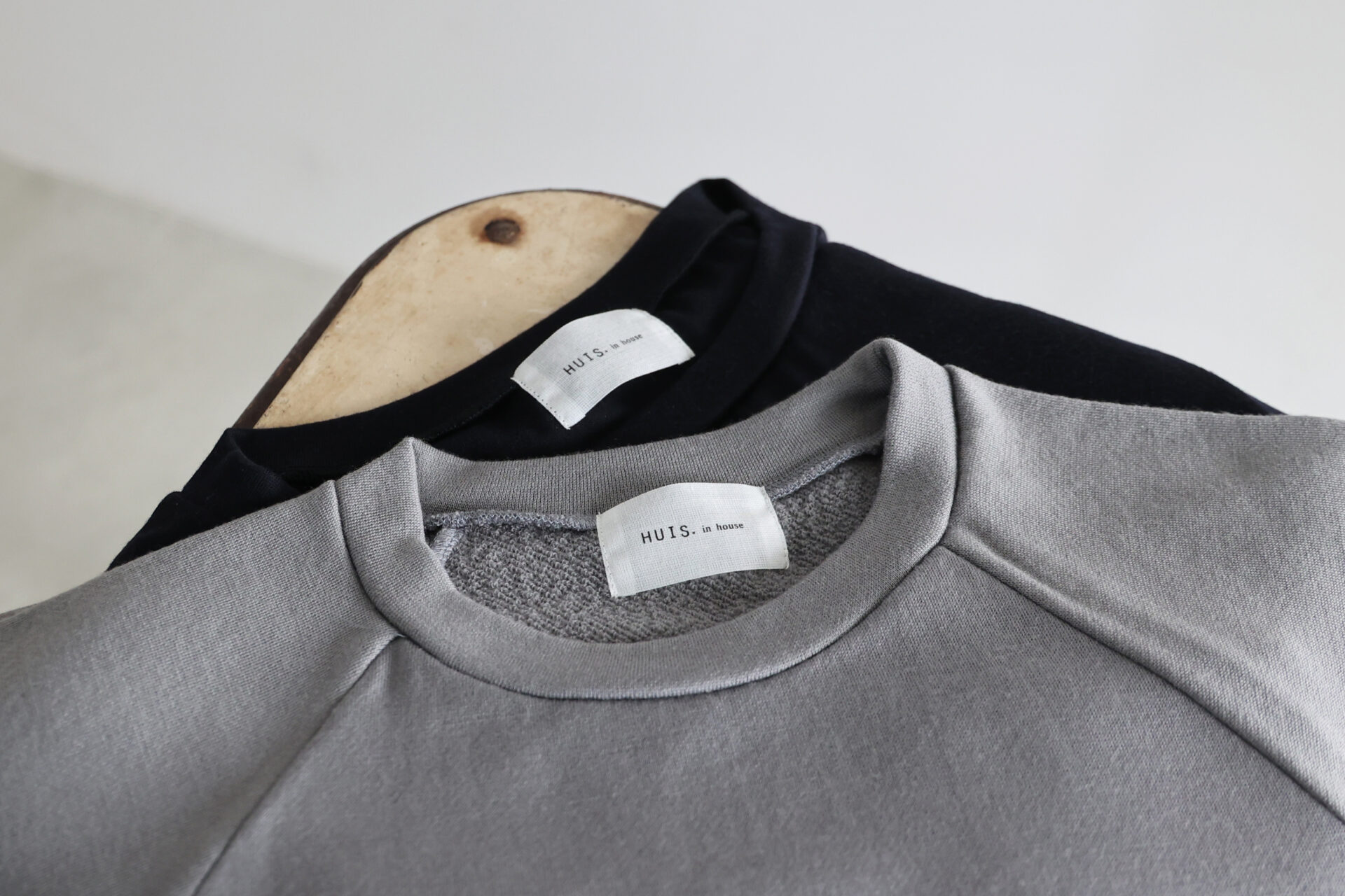 HUIS. ハウス　遠州織物　ウォッシャブルウール　天竺スクエアカットソー HUIS in house］ウォッシャブルウール天竺フレンチスリーブスクエア